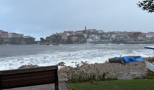 Amasra'da dalga yüksekliği 8 metreye ulaştı, tekneler limana demirledi