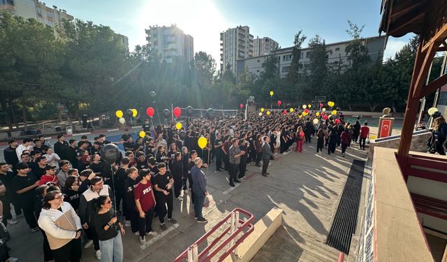 Aynı dönemde kansere yakalanan öğrenciler okullarında balonlarla karşılandı