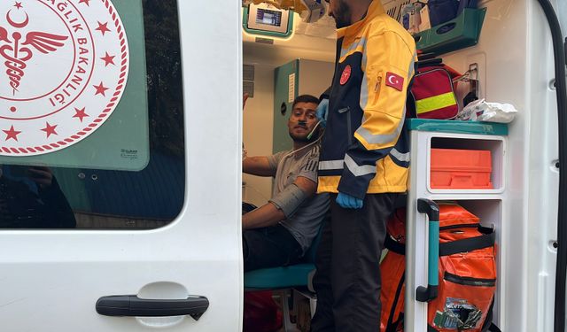 Binanın çatısında çıkan yangında baba ve oğlu dumandan etkilendi