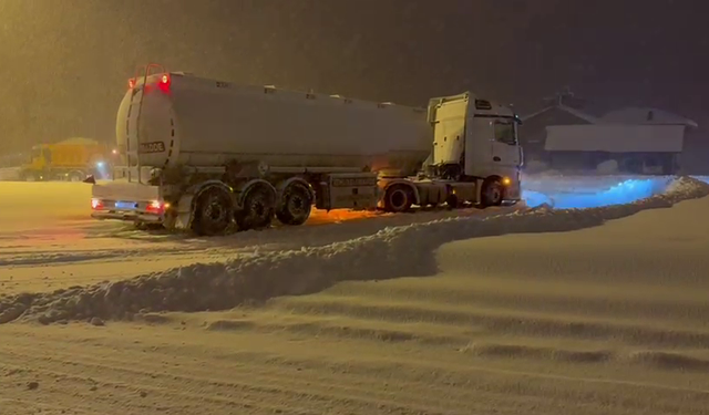 Bolu Dağı geçişinde yoğun kar yağışı (3)