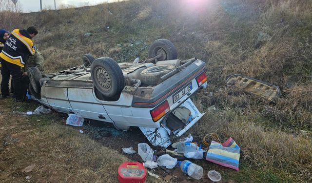 Çorum'da yoldan çıkan otomobil tarlaya yuvarlandı; 2 yaralı