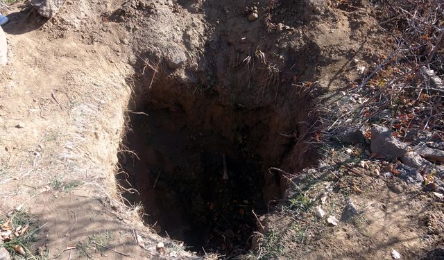 Defineciler, tarihi Haydar Baba Mezarlığı'nı talan etti