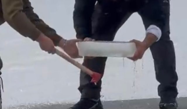 Donan göletin yüzeyindeki buzu motorlu testere ile kesti