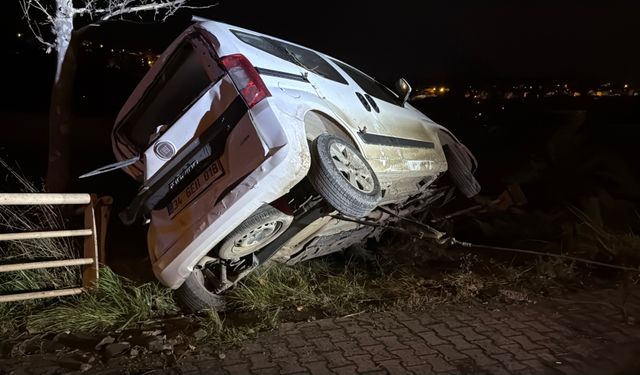 Hafif ticari araç ile otomobil çarpıştı; 3 yaralı