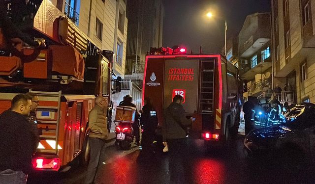 İstanbul -Eyüpsultan’da park halindeki 2 otomobil yandı
