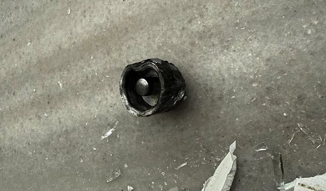 Kahvaltı yaptıkları odanın penceresine domuz kurşunu isabet etti