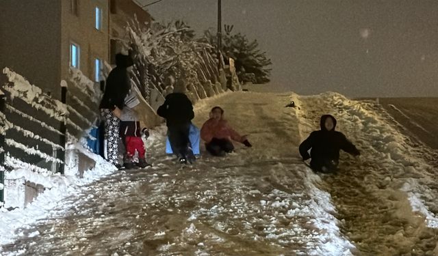Karabük'te gece saatlerinde kar yağışı etkisini artırdı
