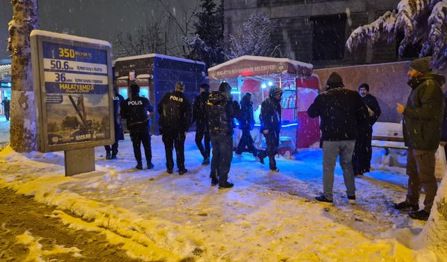 Malatya'da haşlanmış mısır tezgahı önünde bıçaklı kavga; 1 ölü 1 yaralı