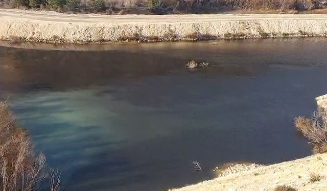 Mersin'de Göksu Nehri'nin rengi koyulaştı