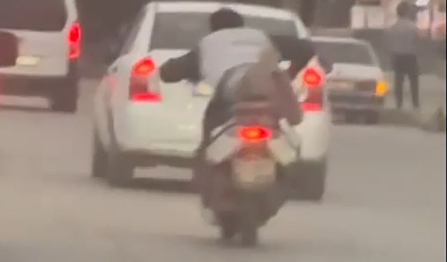 Motosikletle tehlikeli yolculuk kamerada; üzerine uzandı, ayağa kalktı