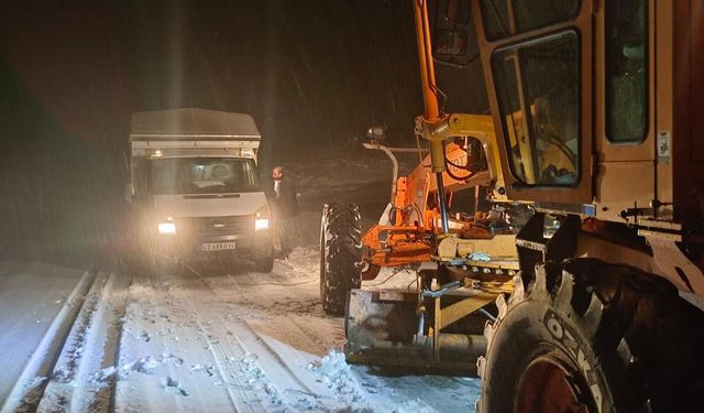 Muş’ta mahsur kalan 5 araçtaki 13 kişi kurtarıldı