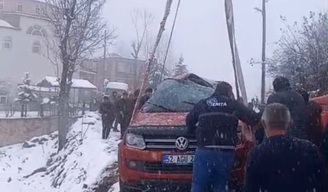Ordu'da kamyonet karla kaplı yolda şarampole yuvarlandı: 6 yaralı