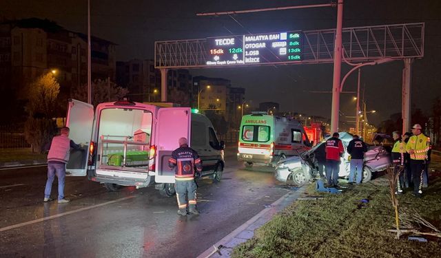 Otomobil trambüs direğine çarptı: 1 ölü, 1 yaralı