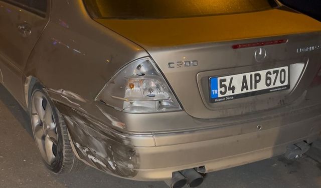 Otomobilin, park halindeki 2 araca çarptığı kaza kamerada