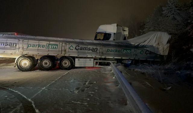 Otoyolda 7 aracın karıştığı kaza ulaşımı aksattı; 2 yaralı