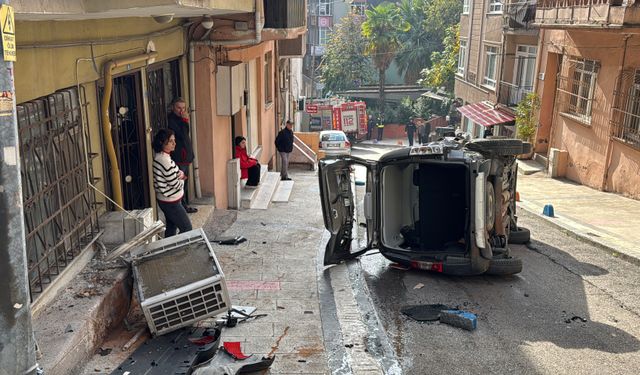 Park halindeyken hareket eden hafif ticari araç, duvara çarpıp devrildi