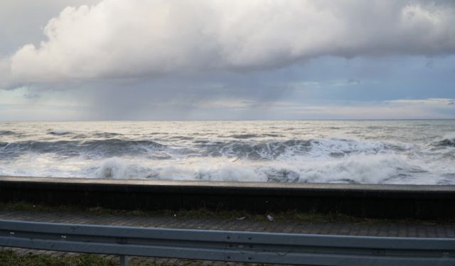 Rize'de fırtına; dalgalar sahil yoluna ulaştı