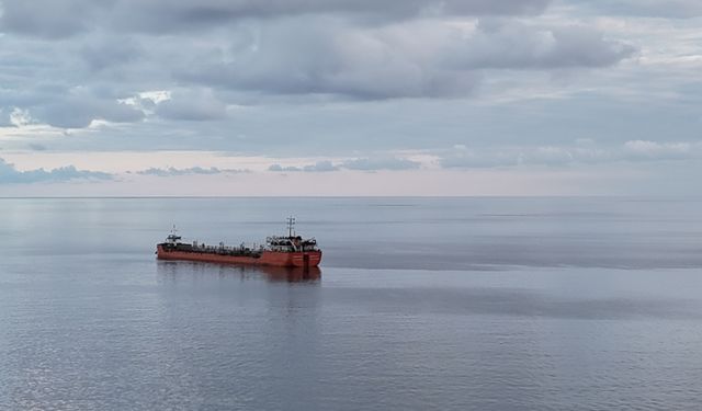 Saldırıya uğrayan ‘MIDVOLGA-2’ isimli gemi Sinop açıklarında bekliyor