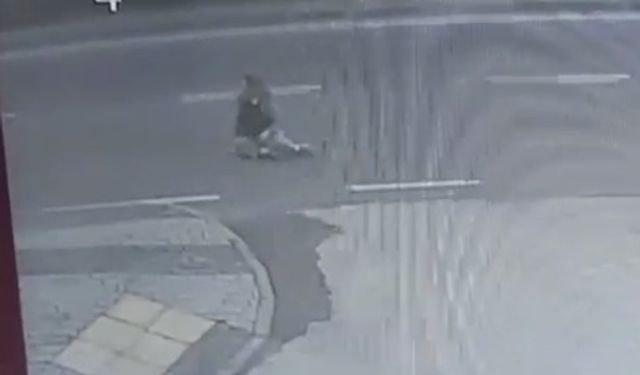 Servis minibüsünün kadına çarpıp, sürüklediği kaza kamerada