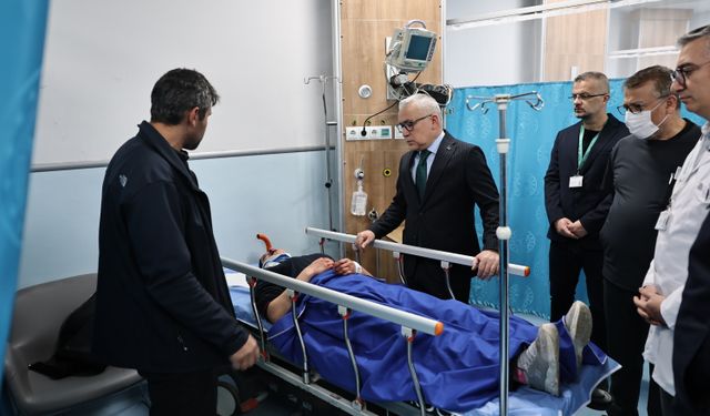 Sivas'ta öğrenci servisi devrildi: 15 yaralı (2)