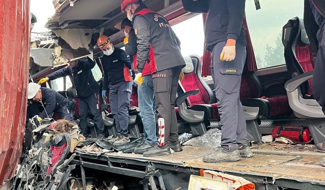 Yolcu otobüsü, otoyolda TIR'a çarptı; 6 ölü, 11 yaralı