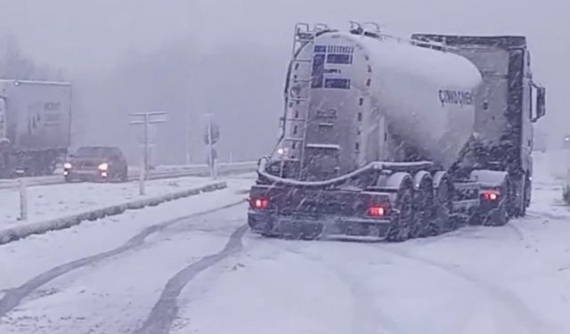 Yolu kar nedeniyle kapanan köyüne ekmek taşıdı
