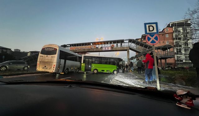 Zonguldak'ta buzlanan yolda 5 araç, birbirine girdi
