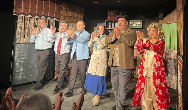 Düşevi Oyuncuları 27 Yıl Sonra ‘Kahraman Bakkal’ı Sahneledi