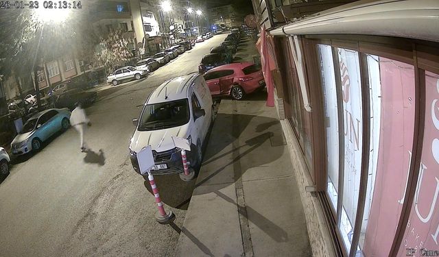 Alkollü sürücünün kullandığı otomobil park halindeki araçlara çarptı; o anlar kamerada