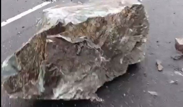 Artvin-Şavşat kara yolunda heyelan