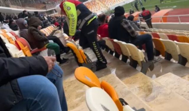 Ayağındaki çorabı üşüyen çocuğa veren polise teşekkür plaketi