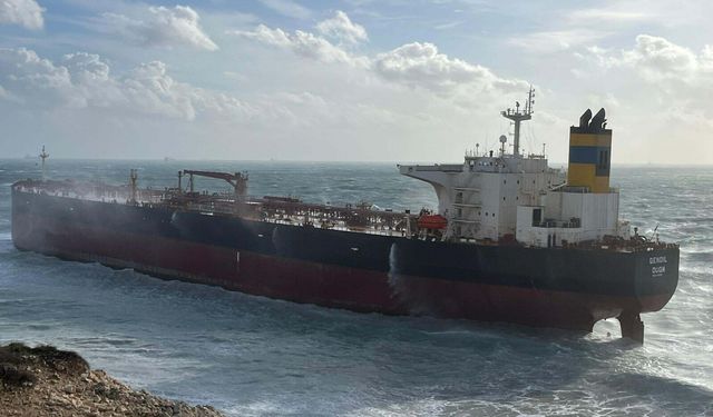 Bozcaada açıklarında karaya oturan tanker, bakım için Yalova'ya götürülüyor