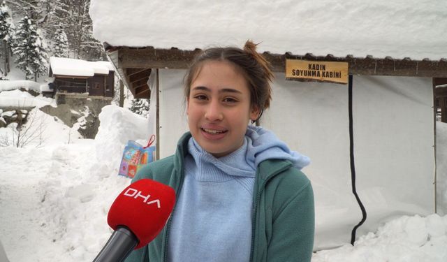 Buz tutan gölde yüzme şenliği