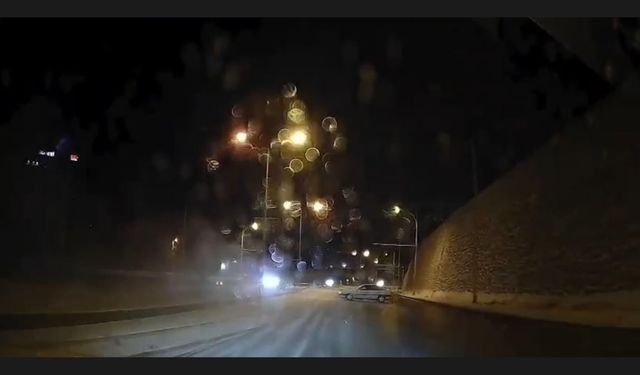 Buzlanan yolda sürücüsünün makas attığı otomobil, refüje çarptı