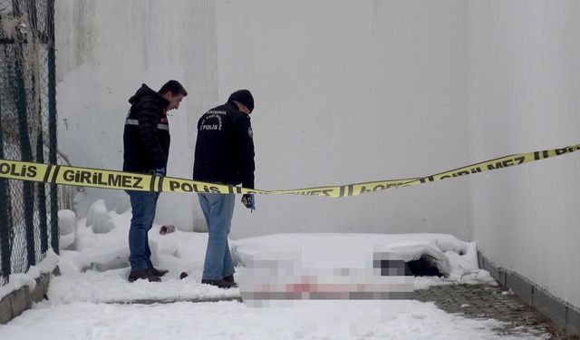 Cam silerken 3'üncü kattan düşen öğretmen toprağa verildi