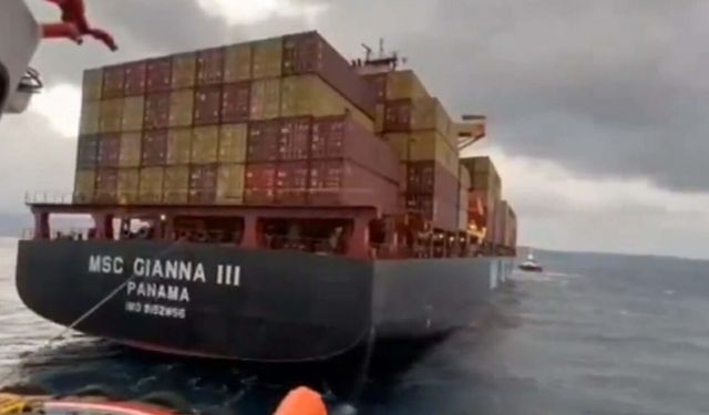 Çanakkale Boğazı'nda sürüklenen tekne kurtarıldı (2)