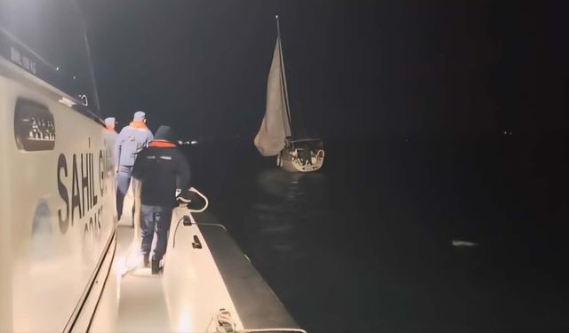 Çanakkale Boğazı'nda sürüklenen tekne kurtarıldı