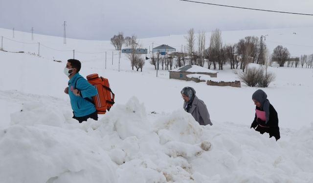 Doktor Didem, dondurucu soğukta 1,5 metre karda yürüyerek hastalara ulaşıyor/Ek fotoğraflar
