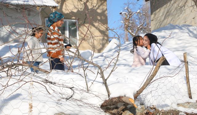 Ebe Aysel, 1,5 metre karda yürüyerek sağlık hizmeti veriyor