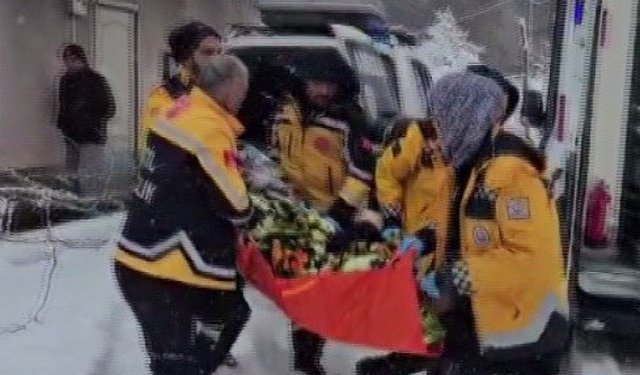 Ekipler, yolu kardan kapanan köydeki hastayı hastaneye ulaştırdı