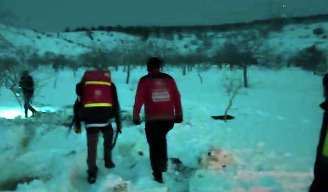 Gaziantep'te kardan yolu kapanan köydeki epilepsi hastasına yürüyerek ulaştılar