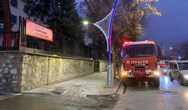 İstinat duvarının lise bahçesine çöktüğü anlar kamerada / Ek fotoğraf