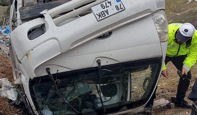 Kamyonet şarampole devrildi: 2 yaralı