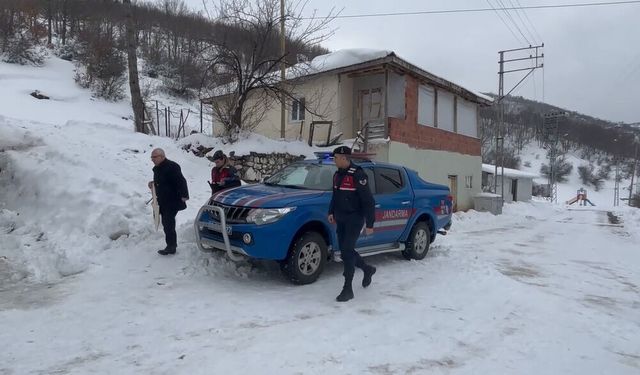 Kar nedeniyle okula gidemeyen öğrencilerin karnelerini jandarma dağıttı