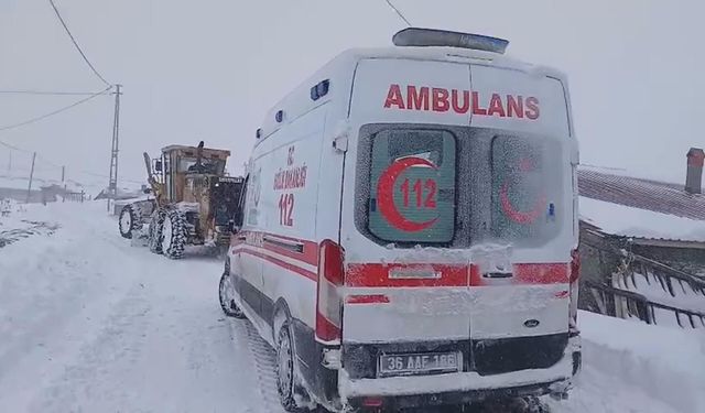 Kara saplanan ambulansı İl Özel İdaresi ekipleri kurtardı
