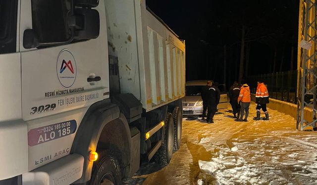 Kara saplanan aracı, belediye ekipleri kurtardı