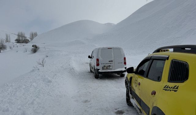 Karlıova'da taburcu olan anne ve bebeği kepçeyle evine götürüldü (2)