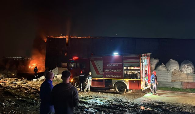 Kocaeli'de atık plastik deposunda yangın