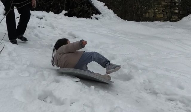 Köylülerin kar keyfi; naylon poşet ve tepsilerle kaydılar