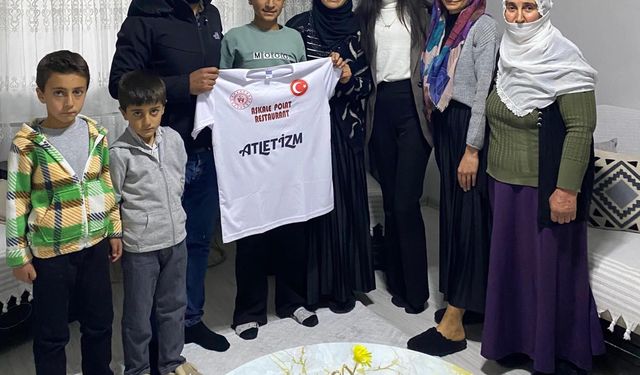 Mahalle mahalle gezerek 'yıldızları' ile buluşuyor